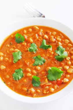 Channa Masala beyaz izole