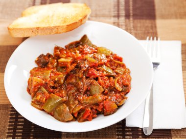 Kızarmış patlıcan domates sos ile