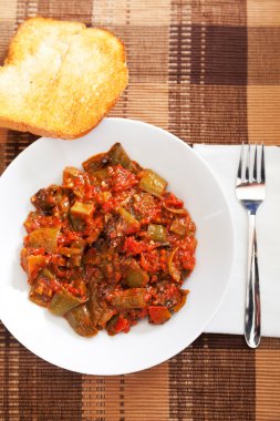 Kızarmış patlıcan domates sos ile