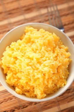 Pişmiş pirinç ile kurkuma