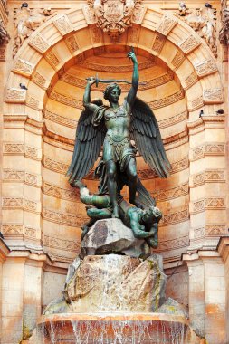 Saint Michael, Paris heykeli