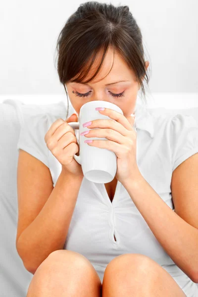 Mujer joven bebiendo café — Foto de Stock