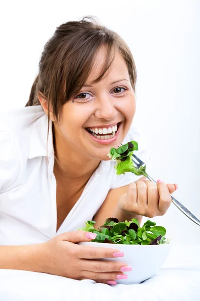 Jovem mulher comendo salada saudável — Fotografia de Stock