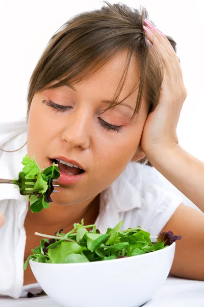 Mujer joven comiendo ensalada saludable — Foto de Stock