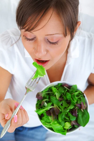 Giovane donna mangiare insalata — Foto Stock