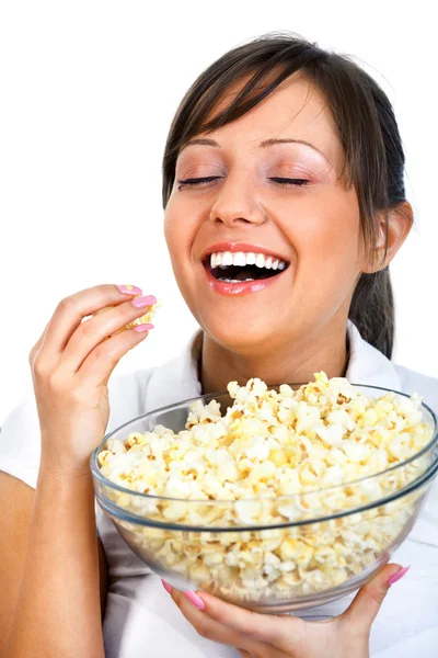 Mujer joven comiendo palomitas de maíz — Foto de Stock