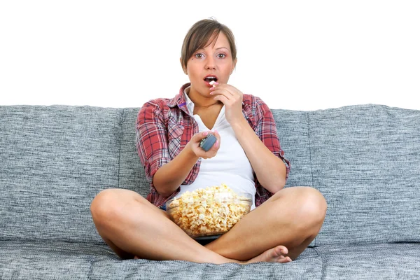 Mujer joven comiendo palomitas de maíz — Foto de Stock