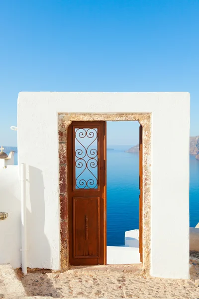 Open gate in Oia — Stock Photo, Image