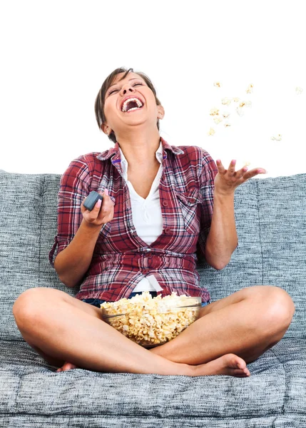 Mujer joven comiendo palomitas de maíz — Foto de Stock