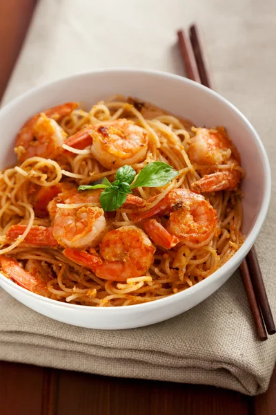 Thai rice noodles with shrimps — Stock Photo, Image