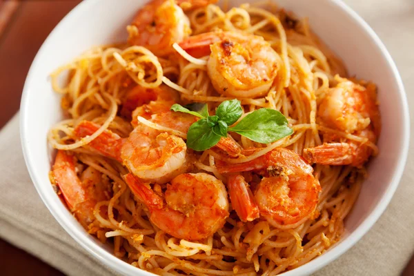 Thai rice noodles with shrimps — Stock Photo, Image