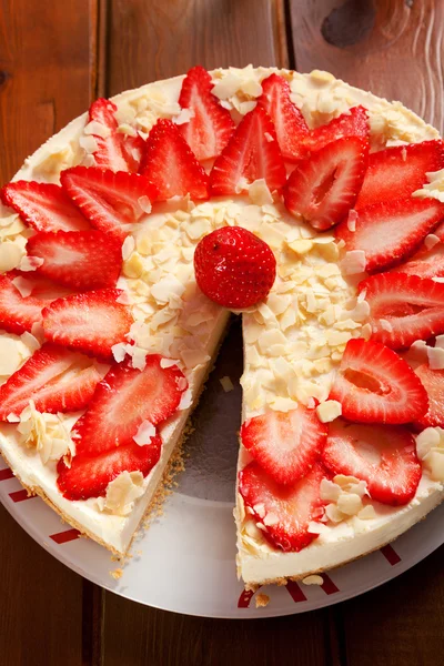 접시에 딸기 치즈 케이크 — 스톡 사진