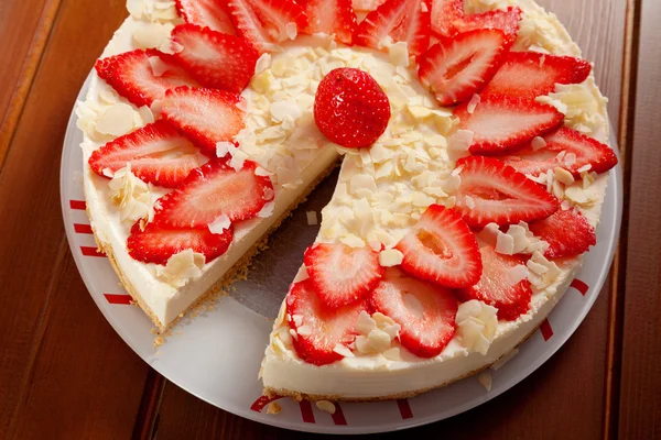 Cheesecake with strawberries on plate — Stock Photo, Image