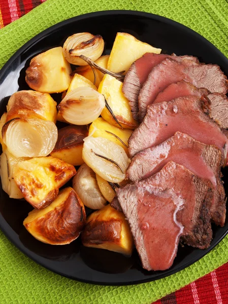 Vepřový steak s pečenými brambory — Stock fotografie