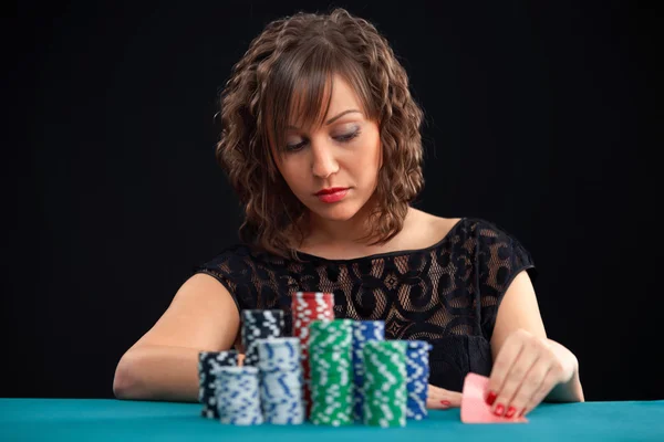 Giovane donna con chip di gioco — Foto Stock