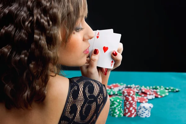 Jovem com cartões de poker — Fotografia de Stock