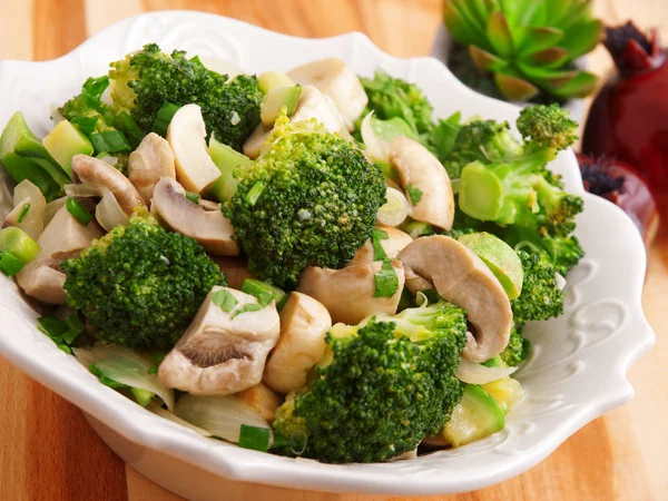 Salad with broccoli and mushrooms — Stock Photo, Image
