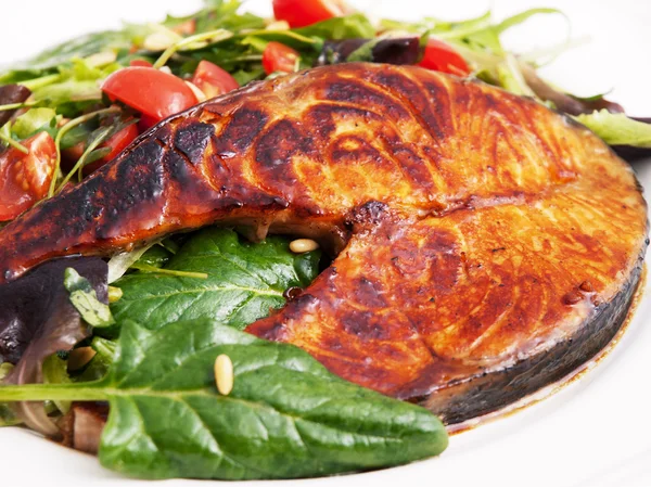 Запеченный лосось со свежим салатом — стоковое фото