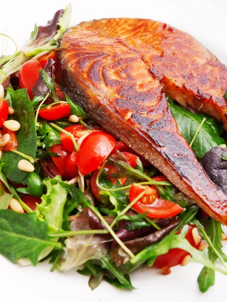 Gebakken zalm met verse salade — Stockfoto