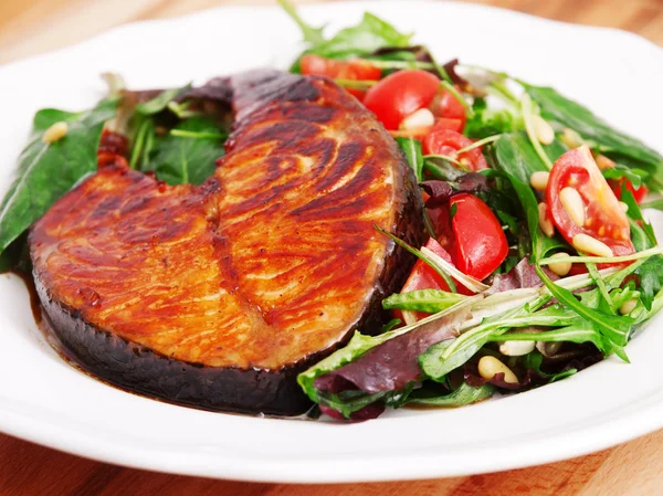 Gebakken zalm met verse salade — Stockfoto