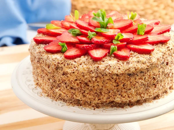 Pastel de chocolate casero con fresas —  Fotos de Stock