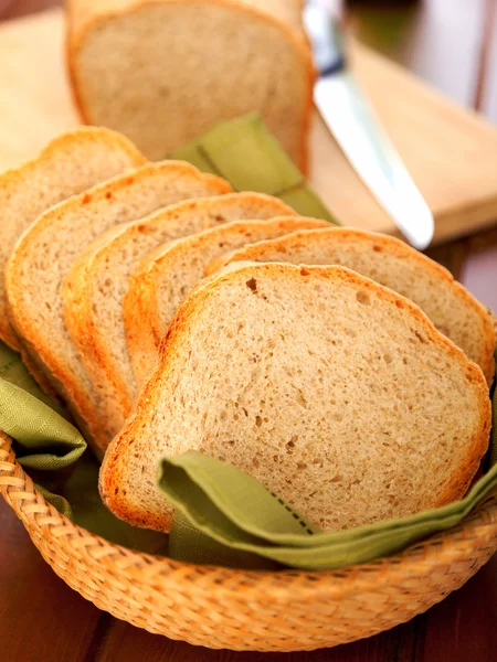 Домашние ломтики хлеба — стоковое фото