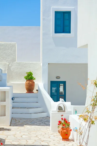 Bílé vily v Oia na ostrově Santorini — Stock fotografie