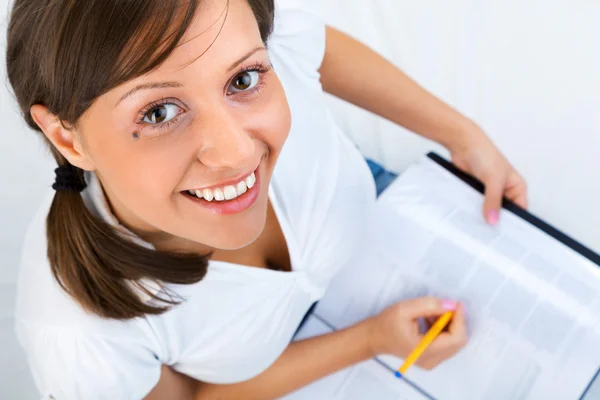 Jovem mulher tomando notas — Fotografia de Stock