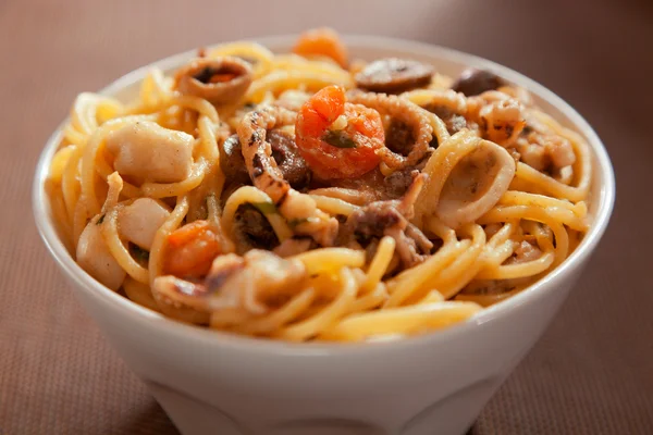 Seafood spaghetti with olives — Stock Photo, Image