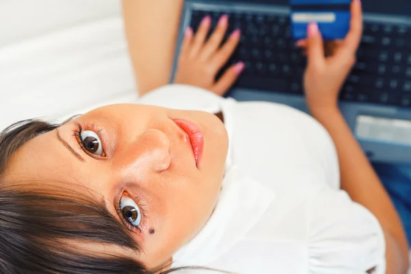 Jonge vrouw winkelen online — Stockfoto