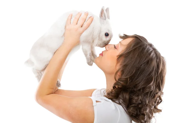 토끼 키스 하는 젊은 여자 — 스톡 사진