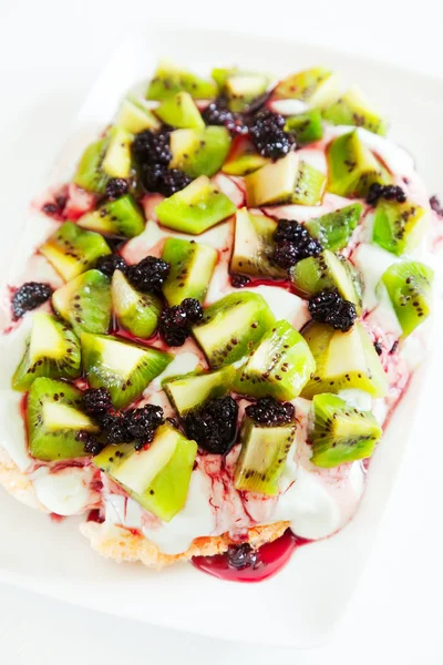 Pavlova z kiwi i jagody — Zdjęcie stockowe