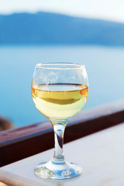 Белое вино в Ия, Санторини — стоковое фото