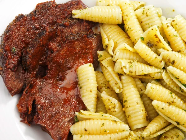 Rundvlees met pasta close-up — Stockfoto