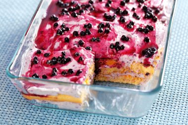 Yaban mersini tiramisu tatlısı