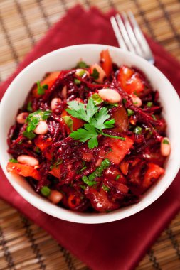 Domates ve kırmızı pancar salatası