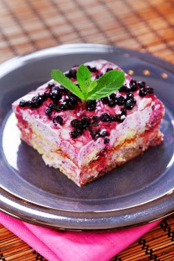 Yaban mersini tiramisu tatlısı