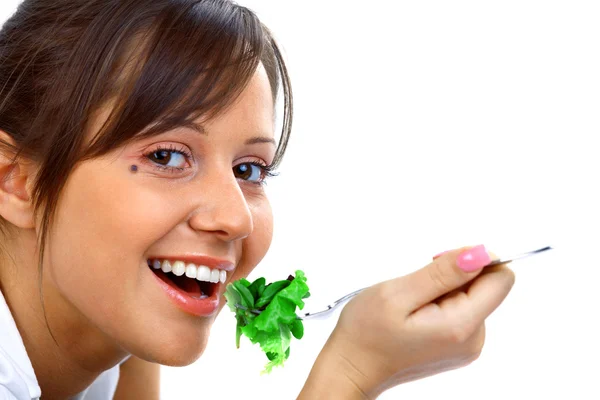 Jovem mulher comendo salada saudável — Fotografia de Stock