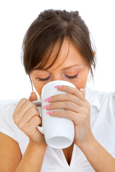 Mujer joven bebiendo café — Foto de Stock