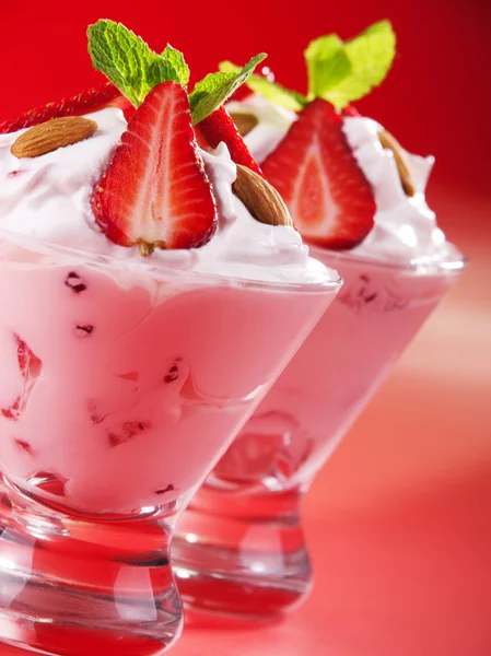 Çilek iki bardak krem