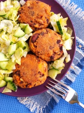 Kızarmış köfte taze salata ile