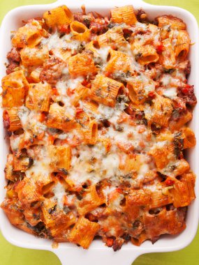 Et ve peynir ile pişmiş makarna