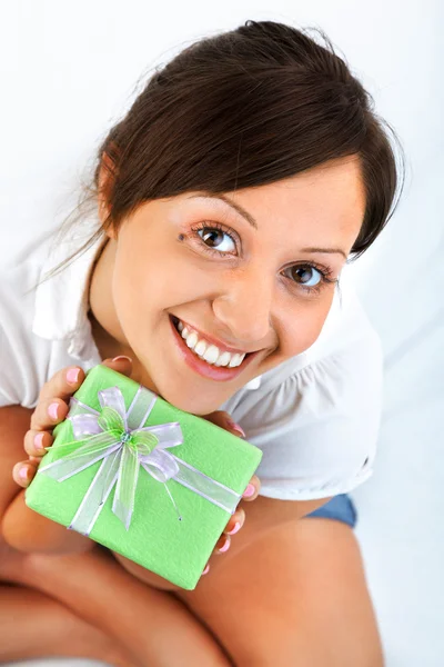 Mujer joven con presente — Foto de Stock