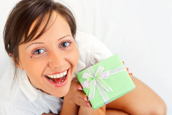 Mujer joven con presente — Foto de Stock