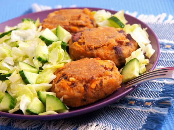 Kızarmış köfte taze salata ile