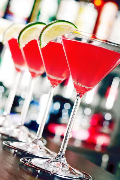 Cocktail cosmopoliti in bicchieri — Foto Stock