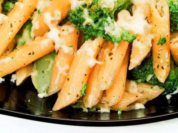 Penne s brokolicí a mozzarellou — Stock fotografie