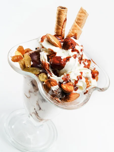 Ванильное мороженое с орехами — стоковое фото