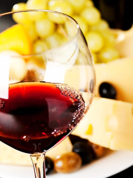 Queso con uvas y copa de vino — Foto de Stock