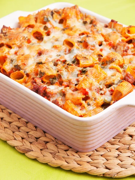 Maccheroni al forno con carne e formaggio — Foto Stock